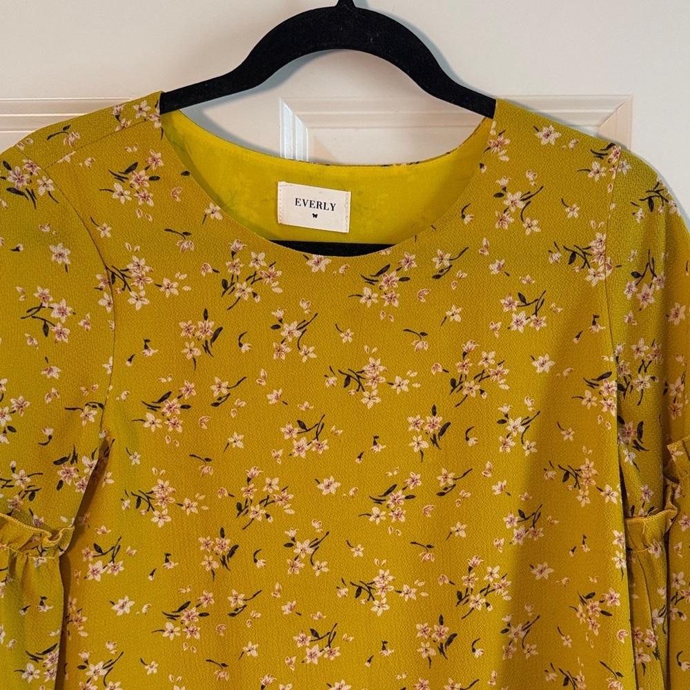 Everly 3/4 Bell Sleeve Mustard Floral Blouse Small - Picture 3 of 8